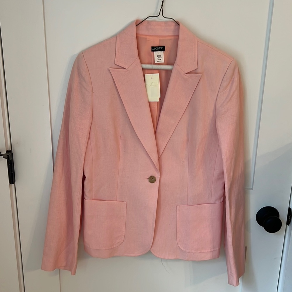 This brand new size 6 J.Crew 55 linen/45 cotton blazer. Retailed for $128.